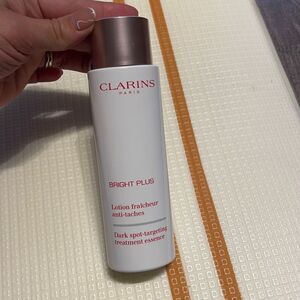 Clarins
Bright Plus Dark Spot-Targeting Treatment Essence